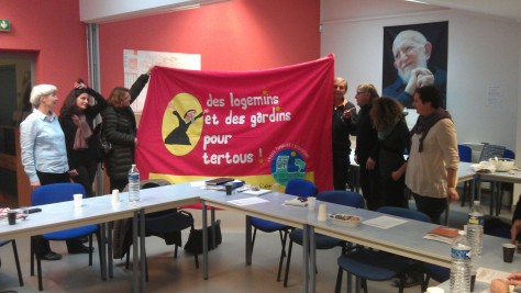 Les militants des APUs tendent une banderole sous le regard bienveillant de l'Abbé Pierre